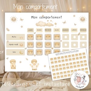 Könnte beinhalten: Ein beigefarbenes Verhaltensdiagramm mit dem Titel "Mon comportement" (Mein Verhalten) auf Französisch. Das Diagramm enthält Abschnitte für Morgen, Nachmittag und Abend mit Feldern zur täglichen Verfolgung. Dekorative Elemente sind Sonnen, Wolken, Sterne und Schmetterlinge. Ein Bogen mit Aufklebern ist enthalten.