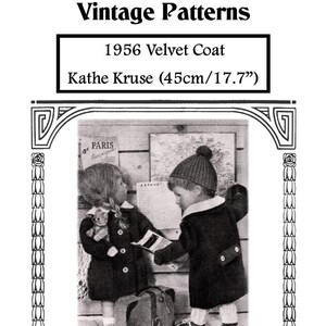 Op de afbeelding: Zwart-witte vintage illustratie van twee kinderen die jassen en hoeden dragen. De kinderen staan voor een kaart met het woord "PARIS" erop. De afbeelding is afkomstig van een vintage naaipatroon voor een fluwelen jas van Kathe Kruse uit 1956. Het patroon is voor een pop van 45 cm.