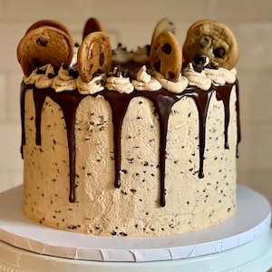 チョコレート チップ クッキー生地ケーキ/カップケーキのレシピ カード: 食べられるクッキー生地バタークリームとバニラ チョコレート チップ ケーキのレシピの両方!