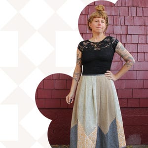 Peut inclure: Une femme porte un haut en dentelle noire et une jupe patchwork. La jupe est composée de panneaux beiges, gris et à motifs, avec un accent floral. L'arrière-plan comprend un mur de briques rouges et un motif géométrique blanc et gris.