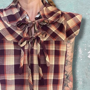 Handgemaakte geruite katoenen blouse met strikkraag: vintage top met fladdermouwen