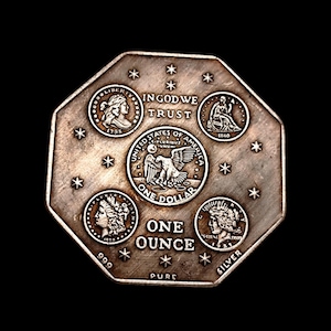 Puede incluir: Una moneda de plata octogonal con varios diseños y textos. La moneda presenta el texto "IN GOD WE TRUST", "UNITED STATES OF AMERICA", "ONE DOLLAR", "ONE OUNCE PURE SILVER" y el año 1795.