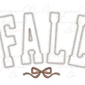 Könnte beinhalten: Das Wort FALL ist in großen, braunen Kreuzstich-Großbuchstaben geschrieben. Unter dem Wort befindet sich eine braune, handgezeichnete Schleife. Die Buchstaben und die Schleife sind mit einem dunkelbraunen Fadenmuster auf weißem Grund umrandet.