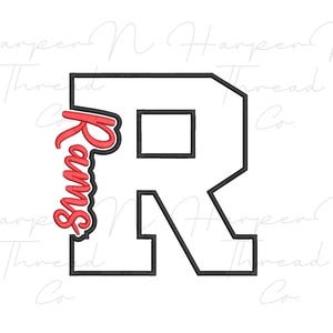 Pode incluir: Uma letra R grande em bloco com contorno preto e interior branco. A palavra Rams está escrita em uma fonte vermelha cursiva estilo bordado, posicionada verticalmente ao longo do lado esquerdo da letra R. O design é limpo e arrojado.