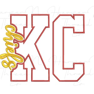 Puede incluir: Un diseño de bordado que presenta las letras KC en una fuente de bloque blanca grande con un contorno rojo. La palabra chiefs está escrita en una fuente cursiva amarilla, superpuesta en el lado izquierdo de la letra K, creando una apariencia texturizada.