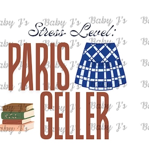 Könnte beinhalten: Ein Grafikdesign mit dem Text "Stress Level: PARIS GELLER" in Braun und Marineblau. Ein blauer karierter Rock und ein Stapel Bücher sind ebenfalls im Design enthalten. Der Hintergrund ist weiß.