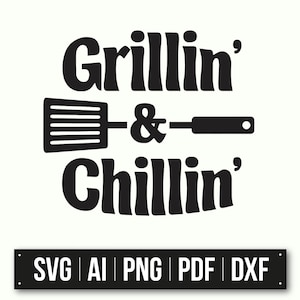 Könnte beinhalten: Schwarzweißes Grafikdesign mit dem Text "Grillin' & Chillin'" in einer Retro-Schriftart. Zwischen den Wörtern ist ein Spatel abgebildet. Der Text "SVG | AI | PNG | PDF | DXF" befindet sich am unteren Rand des Bildes.