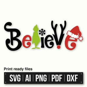 Könnte beinhalten: Ein schwarzes, rotes und grünes Grafikdesign des Wortes "Believe" mit einer Grinch-Figur, einem Schneeflock, Rentiergeweihen und einer Weihnachtsmütze.