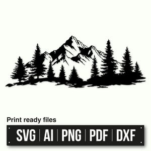Puede incluir: Diseño de silueta en blanco y negro de una montaña y un bosque. La imagen presenta una ilustración detallada de una cordillera con varios pinos en primer plano. El texto "Print ready files" y los iconos de tipo de archivo están en la parte inferior.