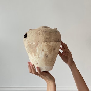テクスチャーのある陶器の花瓶