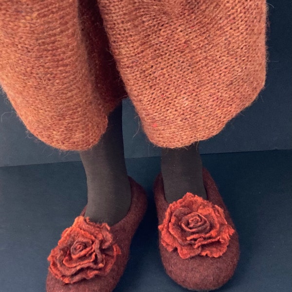 Blooming flowers felted wool slippers in Rust