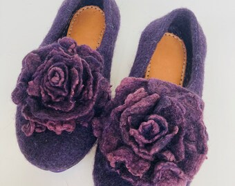 Scarpe in lana infeltrita con fiori che sbocciano nel colore Melanzana