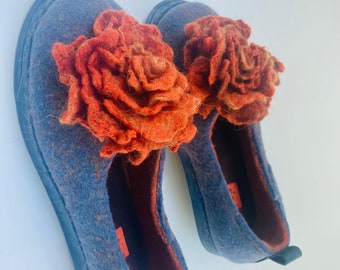 Gevilte wollen flats met bloeiende bloemen in jeansblauw en oranje