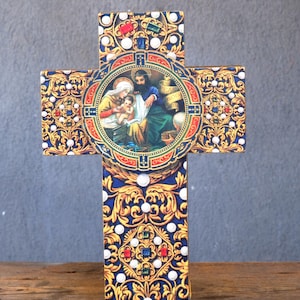 Caja decorativa con forma de cruz de Vintage Punch Studio con el niño Jesús y María en Pascua