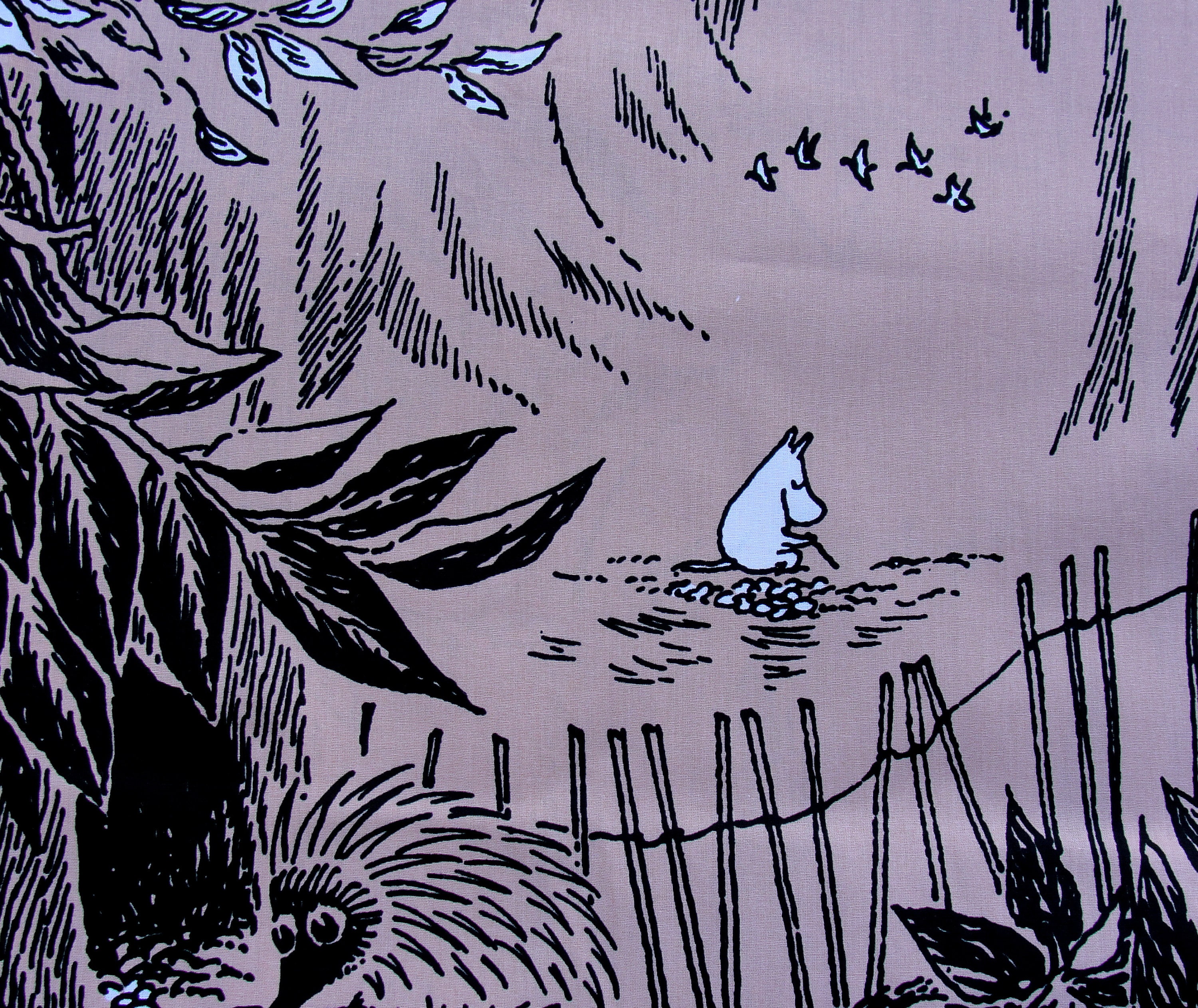 Tissu Moomin en coton par Finlayson. Satumumumi. Tooticky, Mymble, Fillyjonk, Hattifatteners, crèches Chambre d'enfants, design finlandais