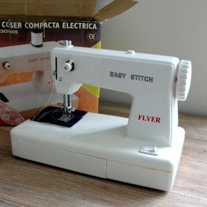 Vintage Cordless Portable Nähmaschine Spielzeug Nähmaschine 1990er Jahre nie benutzt, noch in der Box