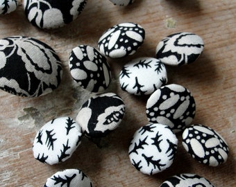 Fabric Covered Buttons - Black n White Cotton - 17 pieces
