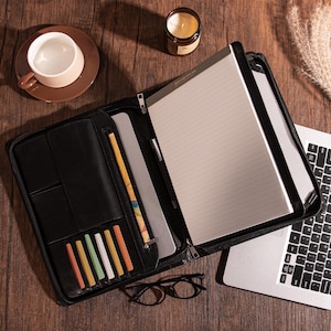 Bolso de mano de cuero vegano con nombre y logotipo personalizado para hombre, portafolios A4 con carpeta para cuadernos, funda para iPad más nueva de 2024, regalo de almacenamiento de archivos de la empresa