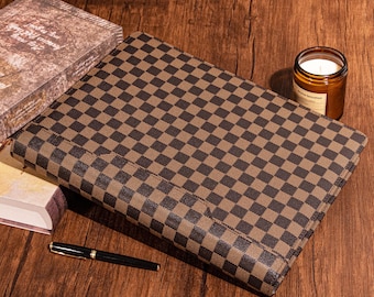 Pasta personalizada em couro xadrez marrom e preto para ele, com 3 argolas, ideal para presentear mulheres no Dia de Ação de Graças.