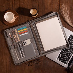 Portafolio de cuero vegano grabado a color, carpeta de anillas, portabloc A4, bolso de oficina personalizado, regalo corporativo con nombre y logotipo personalizado.