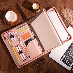 Portafoglio in pelle vegana rosa personalizzato, portadocumenti personalizzato A4, cartella da donna, custodia per tablet, cartella per blocco note con nome e logo incisi, regalo per lei