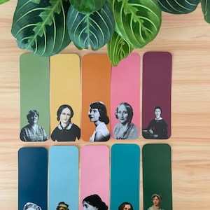 Peut inclure: Une collection de dix marque-pages rectangulaires de différentes couleurs, chacun représentant le portrait d'une femme. Les marque-pages sont disposés en deux rangées, chaque marque-page ayant une couleur différente, dont le vert, le jaune, l'orange, le rose et le bleu.