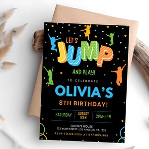 K&ouml;nnte beinhalten: Eine schwarz-wei&szlig;e Geburtstagseinladung mit buntem Text, der "Let's Jump and Play!" lautet, um Olivias 8. Geburtstag zu feiern. Die Einladung enth&auml;lt Datum, Uhrzeit und Ort der Party.