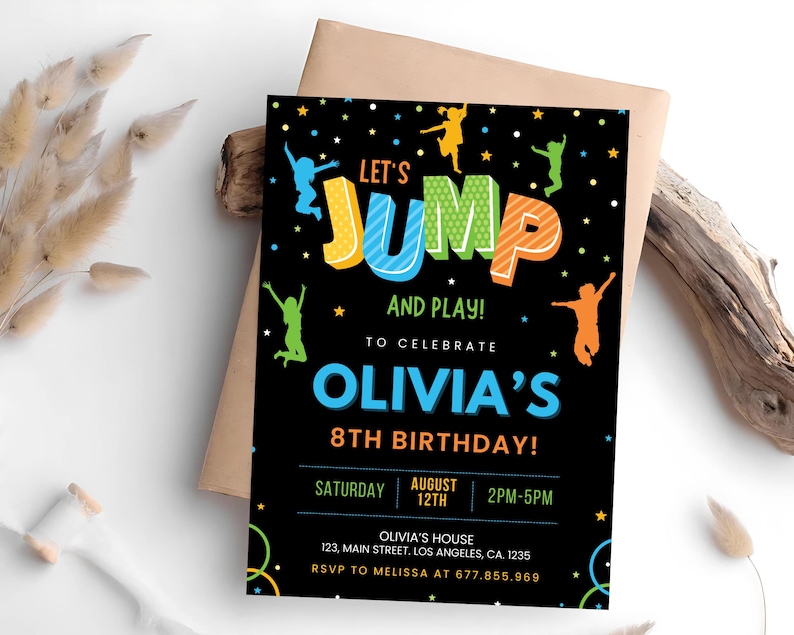 K&ouml;nnte beinhalten: Eine schwarz-wei&szlig;e Geburtstagseinladung mit buntem Text, der "Let's Jump and Play!" lautet, um Olivias 8. Geburtstag zu feiern. Die Einladung enth&auml;lt Datum, Uhrzeit und Ort der Party.