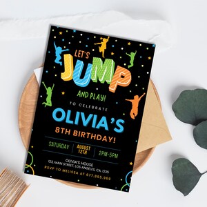K&ouml;nnte beinhalten: Eine schwarze und farbenfrohe Geburtstagseinladung mit dem Text "Let's Jump and Play! To Celebrate Olivia's 8th Birthday!" Die Einladung enth&auml;lt Details zur Party, einschlie&szlig;lich Datum, Uhrzeit und Ort.