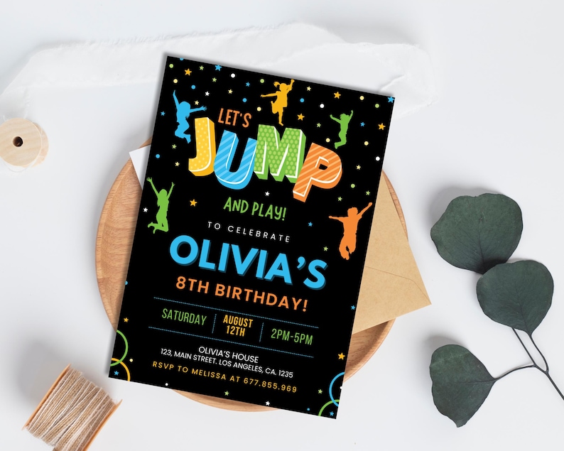 K&ouml;nnte beinhalten: Eine schwarze und farbenfrohe Geburtstagseinladung mit dem Text "Let's Jump and Play! To Celebrate Olivia's 8th Birthday!" Die Einladung enth&auml;lt Details zur Party, einschlie&szlig;lich Datum, Uhrzeit und Ort.
