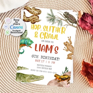 Puede incluir: Una invitación blanca con un esquema de color amarillo, rojo y naranja. La invitación presenta una variedad de reptiles, incluyendo una serpiente, un lagarto, una rana y un caimán. El texto de la invitación dice: "Hop, Slither & Crawl On Over To Liam's 6th Birthday! May 17 | 5 PM Reptile Forest 1020 Reptile Way RSVP to Tia 900-300-100"