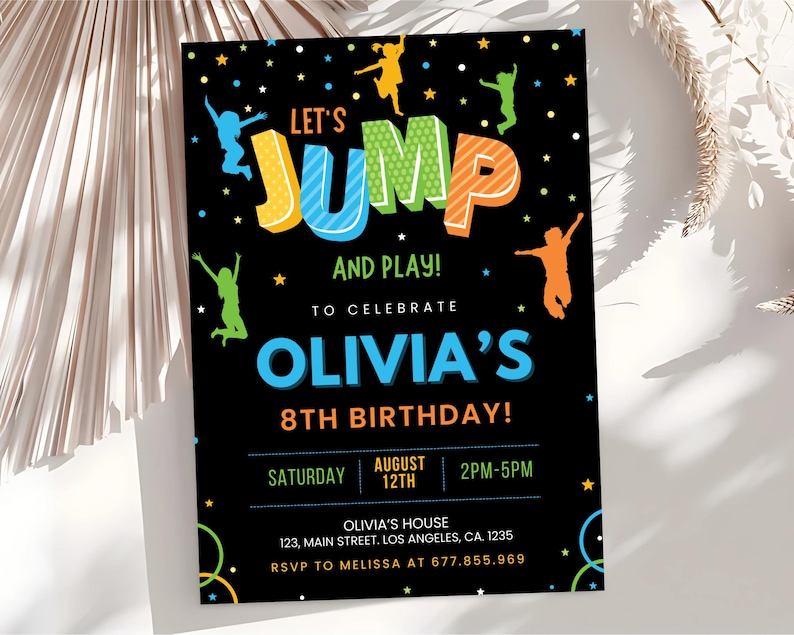 K&ouml;nnte beinhalten: Eine schwarze und farbenfrohe Geburtstagseinladung mit dem Text "Let's Jump and Play! To Celebrate Olivia's 8th Birthday!" Die Einladung enth&auml;lt Details zur Party, einschlie&szlig;lich Datum, Uhrzeit und Ort.