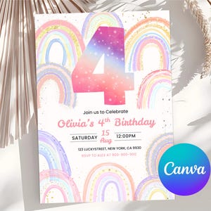 Può includere: Un invito di compleanno dai colori pastello con un grande numero 4 con un gradiente stellato. L'invito include illustrazioni arcobaleno, dettagli dell'evento e il testo "Olivia's 4th Birthday". Il logo Canva è visibile.