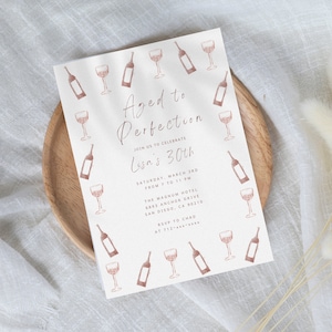 Modello di invito per una festa di compleanno con doodle di vino rosso invecchiato alla perfezione: invito Canva minimalista e cool con bevande e bicchieri