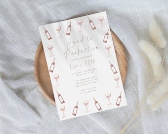 Op de afbeelding: Een witte uitnodigingskaart met een patroon van roze wijnflessen en glazen. De tekst luidt "Aged to Perfection" en "Join us to celebrate Lisa's 30th". De uitnodiging beschrijft een feest op zaterdag 3 maart van 19:00 tot 23:00 uur in The Magnum Hotel, 6893 Anchor Drive, San Diego, CA 90210. RSVP aan Chad op 712-555-5555.