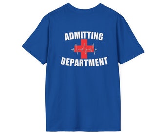 Puede incluir: Camiseta azul real con las palabras "ADMITTING DEPARTMENT" en letras blancas. Una cruz roja con un gráfico de latido cardíaco blanco al estilo ECG está centrada entre las palabras. La camiseta es de cuello redondo y manga corta.