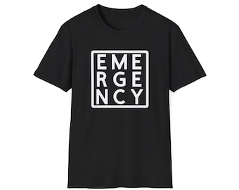 Puede incluir: Camiseta negra con la palabra "EMERGENCY" en blanco dentro de un cuadrado blanco. La camiseta tiene mangas cortas y cuello redondo. El diseño está centrado en la parte delantera.