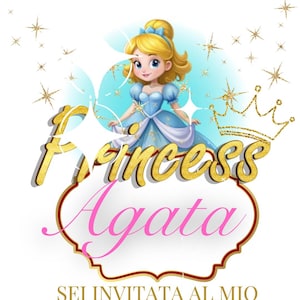 Può includere: Un invito di compleanno a tema principessa rosa e oro con una principessa dei cartoni animati, una corona e il testo "Princess Agata Sei Invitata Al Mio Compleanno 6 2 Settembre Ore 16:30 Pizzeria sole via dei mille 10 roma"