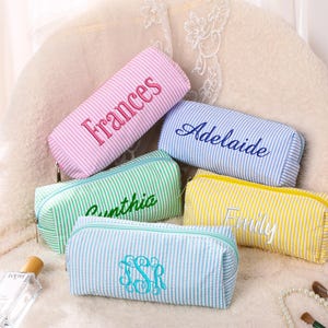 Trousse per il trucco personalizzata per damigelle d&#39;onore, trousse per cosmetici in seersucker ricamata, trousse per articoli da toeletta, regali per damigelle d&#39;onore, addio al nubilato, regalo per addio al nubilato