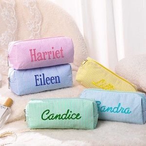 Borsa per il trucco da damigella d&#39;onore con nome ricamato, borsa per cosmetici in seersucker personalizzata, borsa da toeletta, regali per damigelle d&#39;onore, addio al nubilato, regalo per addio al nubilato