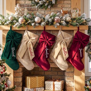Calcetín navideño personalizado con lazo, calcetín navideño familiar bordado, calcetín de terciopelo con nombre, regalo de Navidad