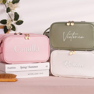 Personalisierte bestickte Leder Make-up Tasche, Kosmetiktasche mit großer Kapazität, Brautjungfer Geschenke, Brautparty Geschenk, Reise-Aufbewahrungs-Organisator
