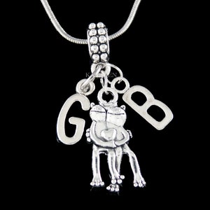 Collar personalizado con inicial para marido y mujer, con ranas abrazadas, para parejas, mejores amigos, regalos de boda, llavero, brazalete de aniversario, amuleto