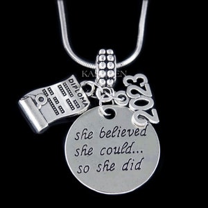 2025 Para ella Regalos de graduación universitaria Collar de diploma Graduado de la escuela secundaria universitaria Joyas Llavero Brazalete compatible con pulsera de dijes europeos