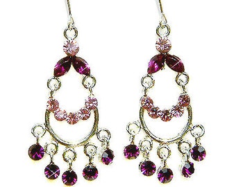 Peut inclure: Une paire de boucles d'oreilles pendantes avec une finition argentée. Les boucles d'oreilles présentent deux rangs de cristaux roses et violets.