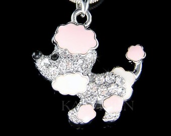 Può includere: Collana con pendente a forma di barboncino argentato. Il barboncino è tempestato di cristalli trasparenti e presenta dettagli rosa sulle orecchie, sulla coda e sulle zampe. La collana ha una catena sottile e una chiusura a moschettone.