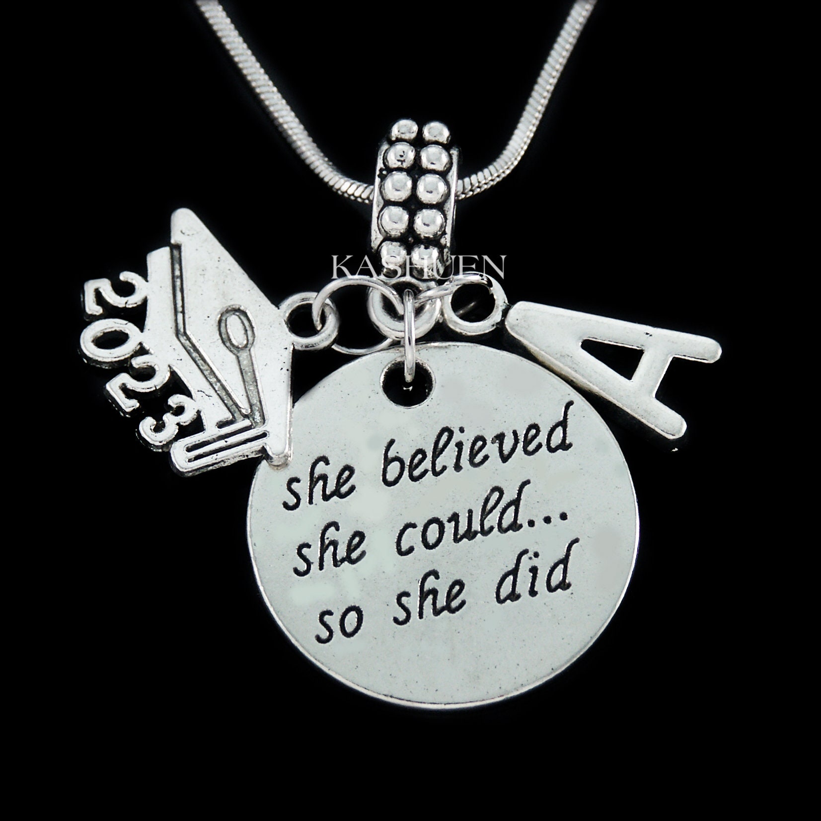 2025 Diploma di laurea Cap Inspirational She Believe She Can So She Did Lettera iniziale Portachiavi Collana Gioielli 4 Braccialetto con ciondolo europeo - Italia