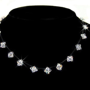 Puede incluir: Un collar delicado con una cadena de cristal transparente y abalorios de cristal transparente en forma de flor.
