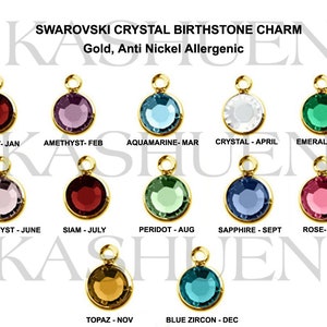 Peut inclure: Un ensemble de 12 breloques plaqu&eacute;es or avec des cristaux Swarovski, chaque breloque repr&eacute;sentant une pierre de naissance et un mois de l'ann&eacute;e diff&eacute;rents. Les breloques sont dispos&eacute;es en trois rang&eacute;es, la premi&egrave;re rang&eacute;e montrant janvier &agrave; mai, la deuxi&egrave;me rang&eacute;e montrant juin &agrave; octobre et la troisi&egrave;me rang&eacute;e montrant novembre et d&eacute;cembre. Les breloques mesurent toutes environ 2,5 cm de diam&egrave;tre.