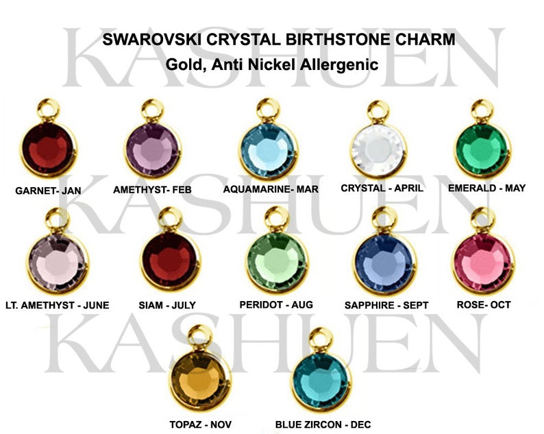 Peut inclure: Un ensemble de 12 breloques plaqu&eacute;es or avec des cristaux Swarovski, chaque breloque repr&eacute;sentant une pierre de naissance et un mois de l'ann&eacute;e diff&eacute;rents. Les breloques sont dispos&eacute;es en trois rang&eacute;es, la premi&egrave;re rang&eacute;e montrant janvier &agrave; mai, la deuxi&egrave;me rang&eacute;e montrant juin &agrave; octobre et la troisi&egrave;me rang&eacute;e montrant novembre et d&eacute;cembre. Les breloques mesurent toutes environ 2,5 cm de diam&egrave;tre.